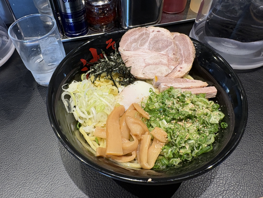 金沢片町の東京油組総本店で食べた油そば。並・大・W盛りが同一料金でコスパ抜群。